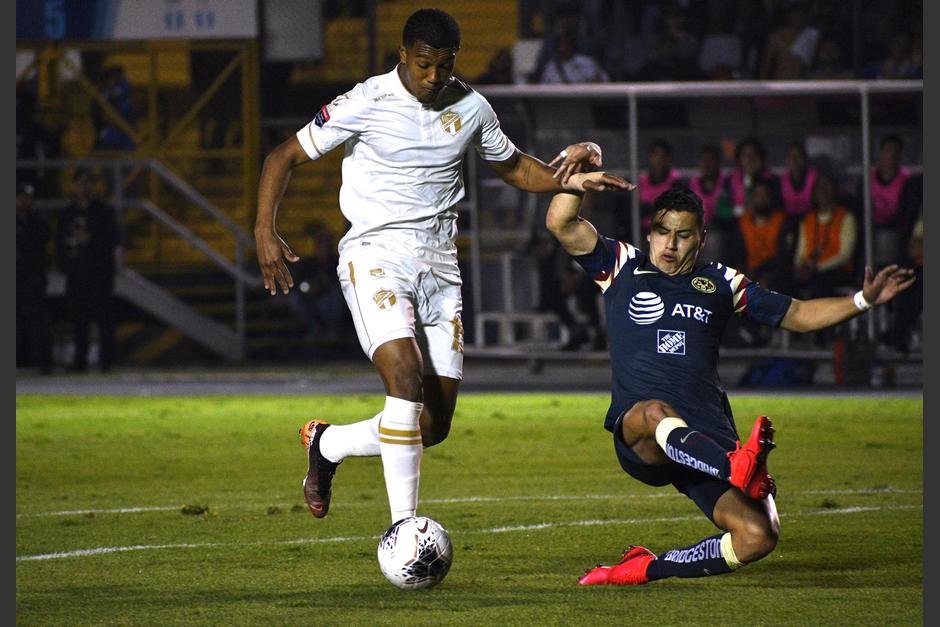 Jorge Sánchez, del América, se barrió y derribó al delantero tico Jostin Daly. (Foto: Rudy Martínez/Soy502)