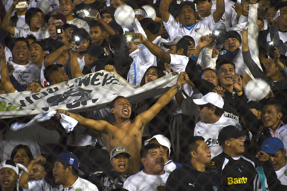 Los aficionados de Comunicaciones apoyaron a su equipo durante todo el juego ante el América. (Foto: Rudy Martínez/Soy502)