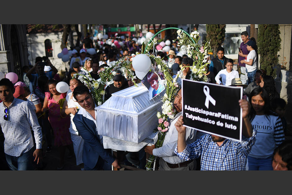 Familiares y amigos de F&aacute;tima le dieron el &uacute;ltimo adi&oacute;s. (Foto: Noticieros Televisa)&nbsp;