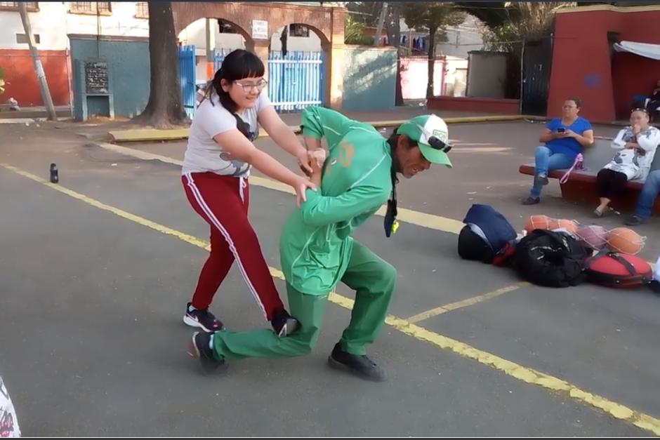 Un profesor de educaci&oacute;n f&iacute;sica ense&ntilde;a a sus alumnos c&oacute;mo defenderse ante un secuestrador. (Foto: Captura de video)