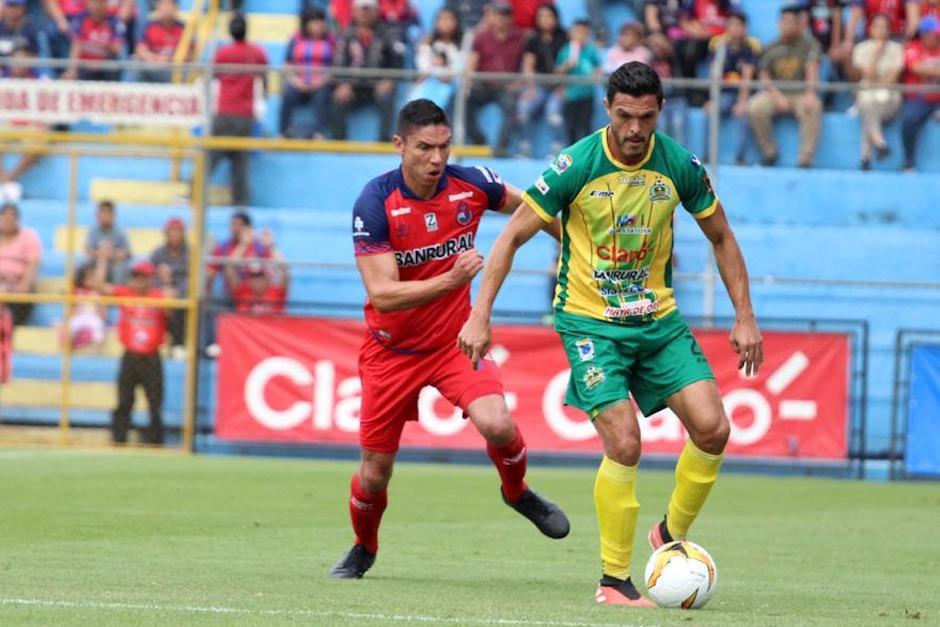 Carlos Gallardo y Luis &Aacute;ngel Land&iacute;n disputan el bal&oacute;n durante el partido. (Foto: Javier del Cid)