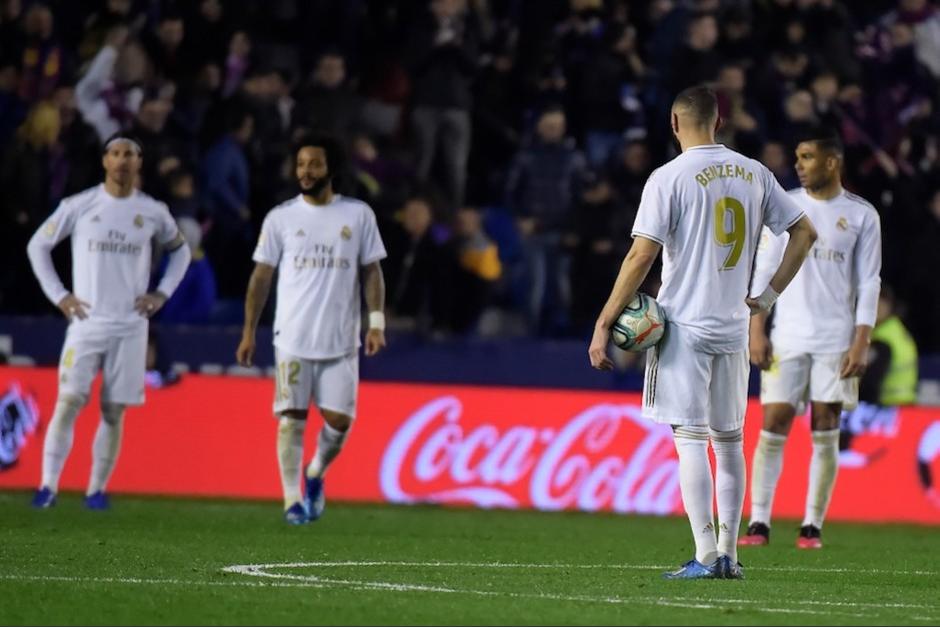Las caras largas en los jugadores del Real Madrid despu&eacute;s del gol que signific&oacute; la derrota. (Foto: AFP)
