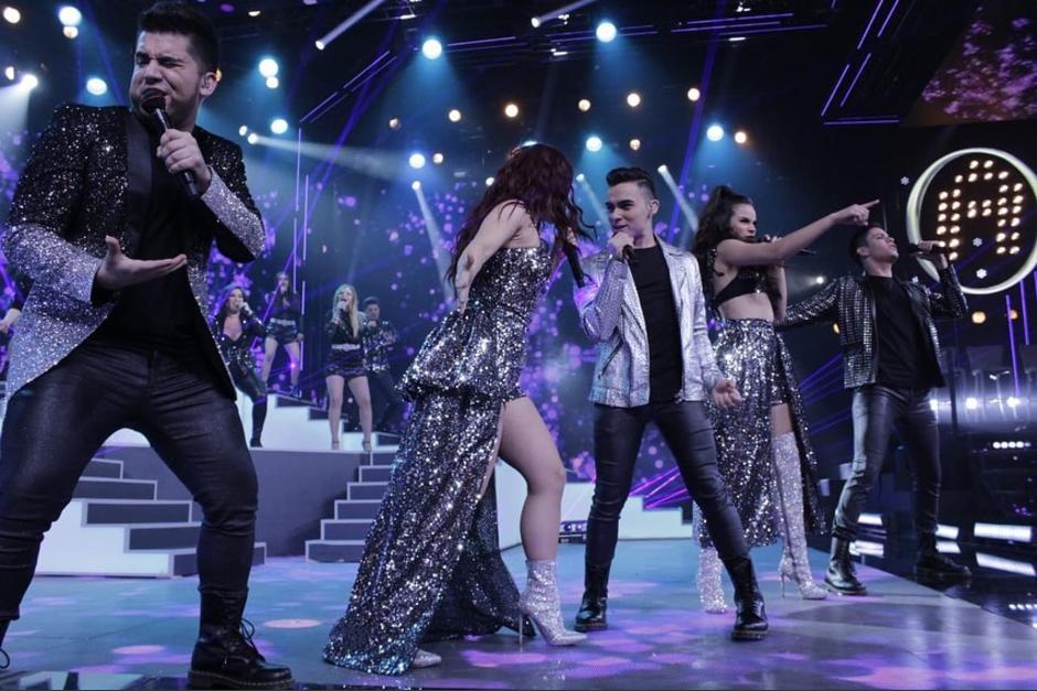 Dennis Arana abrazó fuertemente a su mamá biológica. (Foto: La Academia)