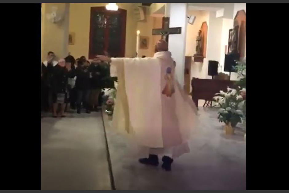 Sacerdote baila en plena misa y causa furor. (Foto:&nbsp; Captura de video)