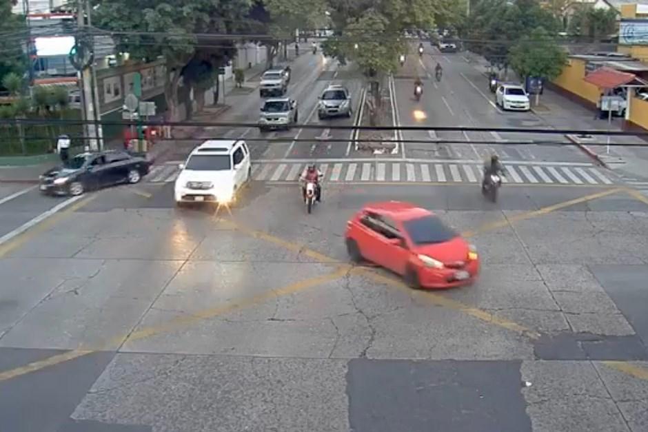 este veh&iacute;culo cometi&oacute; un serio error al cruzar sin percatarse del motorista. (Foto: Captura de pantalla/Alcald&iacute;a Muniguate)