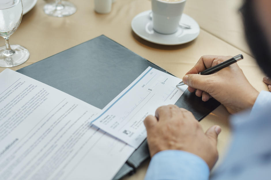La nueva ley busca que los bancos puedan eliminar más fácilmente los cheques físicos ya pagados. (Foto: Shuterstock)