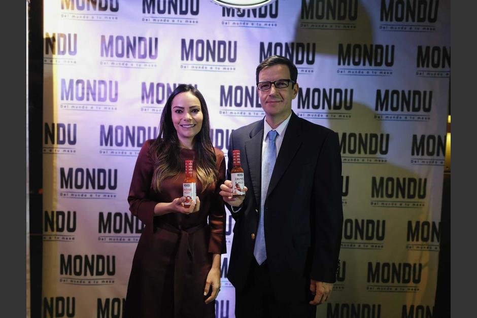 Diana S&aacute;nchez, gerente de marca Mondu; y Jos&eacute; Mariano Castillo, gerente de Mercadeo&nbsp; Alimentos, S.A. (Foto: Fernando Pinetta)