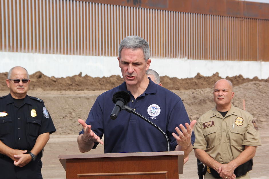 El subsecretario Interino de Seguridad Nacional, Kenneth Cuccinelli, ofreció una conferencia de prensa para medios de los países que componen el Triángulo Norte, frente al área donde se construye el famoso "muro de Trump". (Foto: Jessica Gramajo/Soy502)