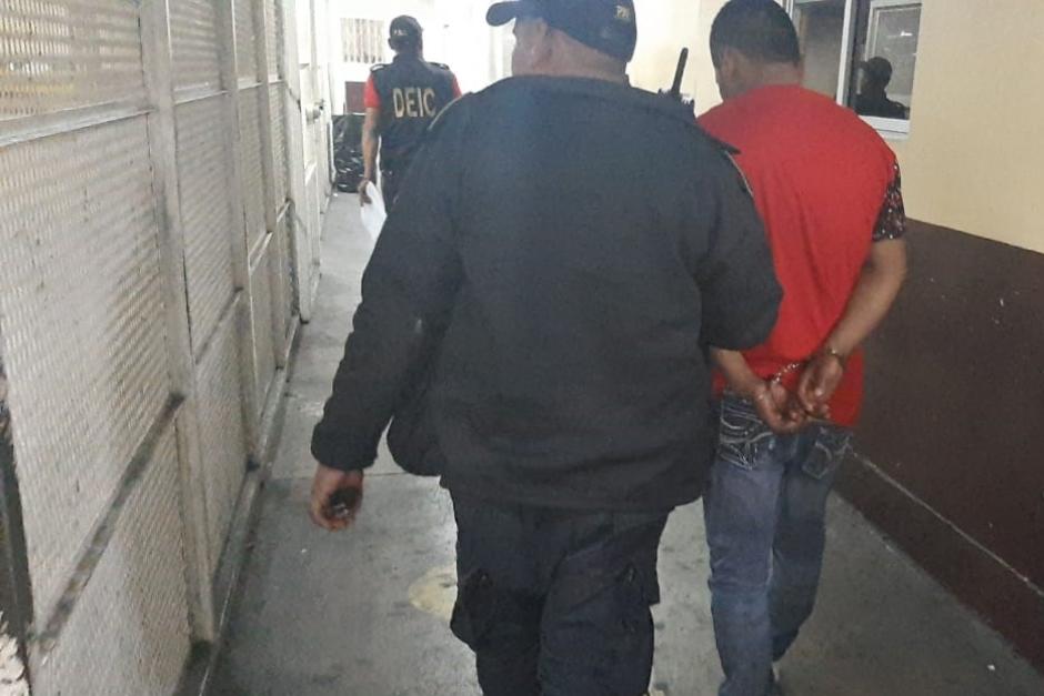 El hombre con tres &oacute;rdenes de captura pudo ser interceptado por la PNC en la colonia El Progreso zona 11. (Foto: PNC)&nbsp;