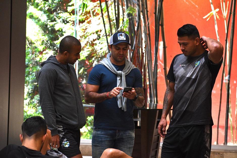 El "Moyo" Contreras visitó al plantel de Comunicaciones en México para apoyarlos en su&nbsp; partido de vuelta ante el América. (Foto: Rudy Martínez/Soy502)