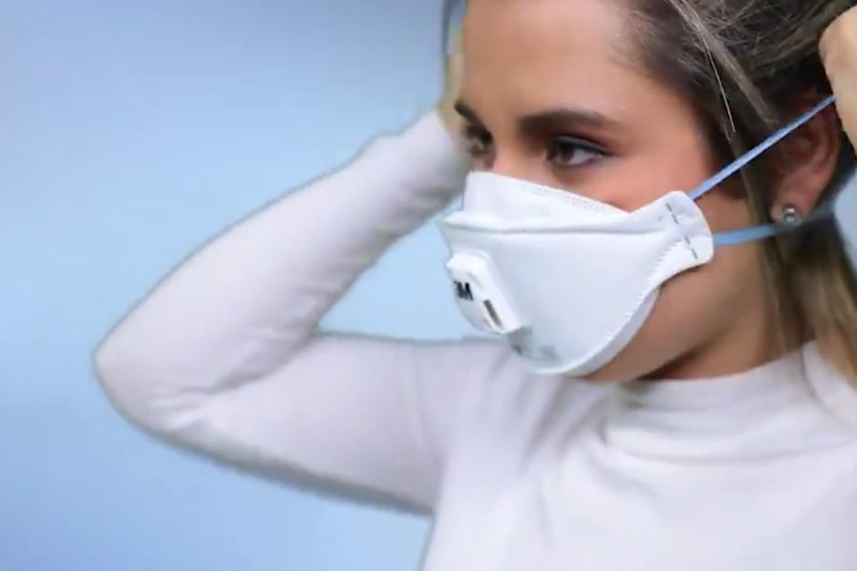La Conred difundió un video del uso correcto de la mascarilla en caso el coronavirus llegue a Guatemala. (Foto: Conred)