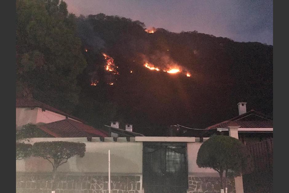 El incendio forestal inició la tarde del viernes en el Cerro Elena, ubicado en Panajachel. (Foto: Ministerio de la Defensa)