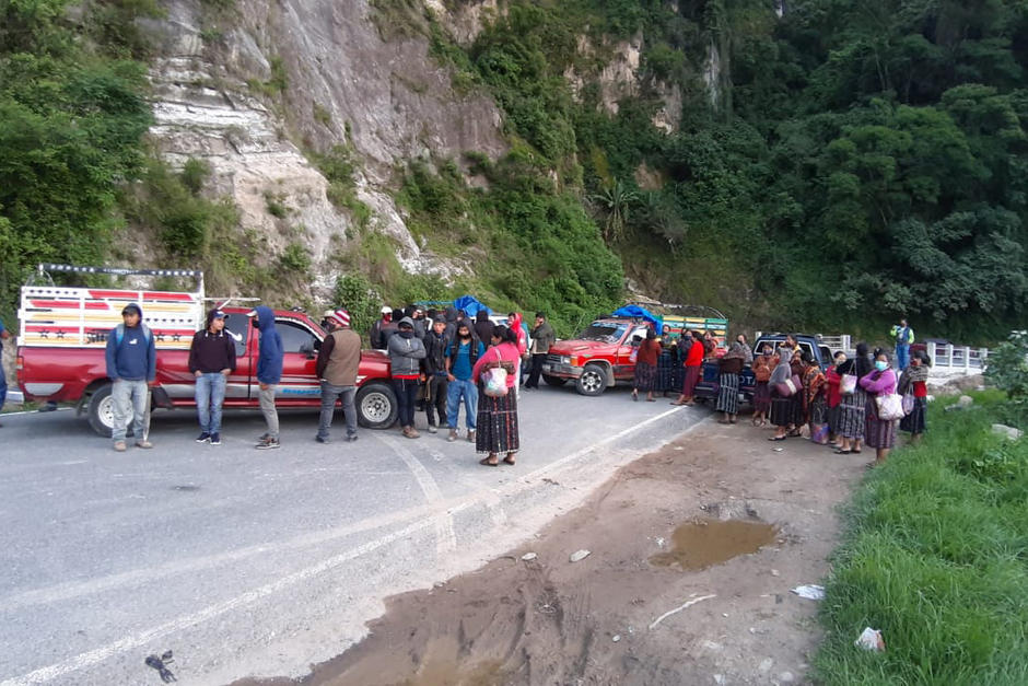 Un grupo de comerciantes bloquea el paso para dirigirse desde Solol&aacute; hacia Panajachel. (Foto: Stereo100)&nbsp;