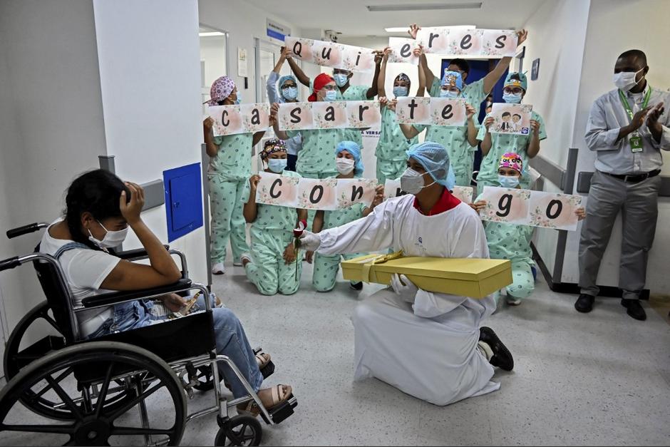 La mujer dio a luz a un beb&eacute; prematuro, fue intubada y ahora espera recuperarse para contraer matrimonio. (Foto: AFP)