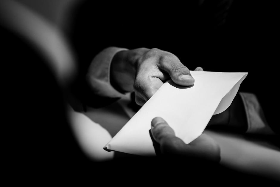 Una investigación del Ministerio Público reveló que el secretario privado de un diputado del partido Viva cobraba comisiones ilegales en varias instituciones del Estado. (Imagen con fines ilustrativos. Foto: Shutterstock)