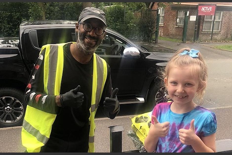 La amistad entre Tallulah y el repartidor Tim Joseph naci&oacute; pues la peque&ntilde;a aprendi&oacute; lenguaje de se&ntilde;a para poder comunicarse con &eacute;l. (Foto: The Daily Mail)