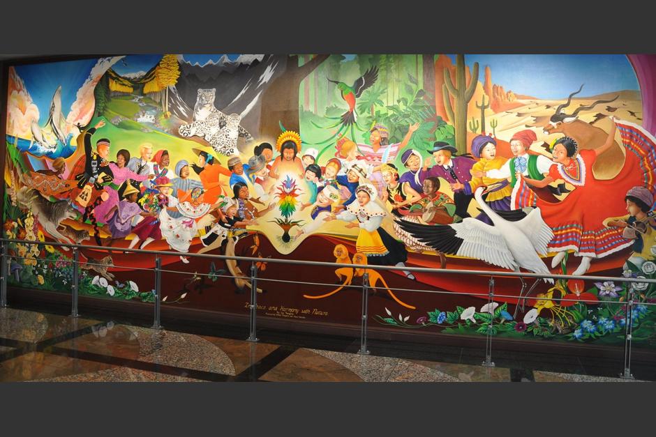 En el aeropuerto de Denver s&iacute; hay un mural, pero no corresponde al de la imagen difundida en redes sociales. (Foto:&nbsp;Wally Gobetz)