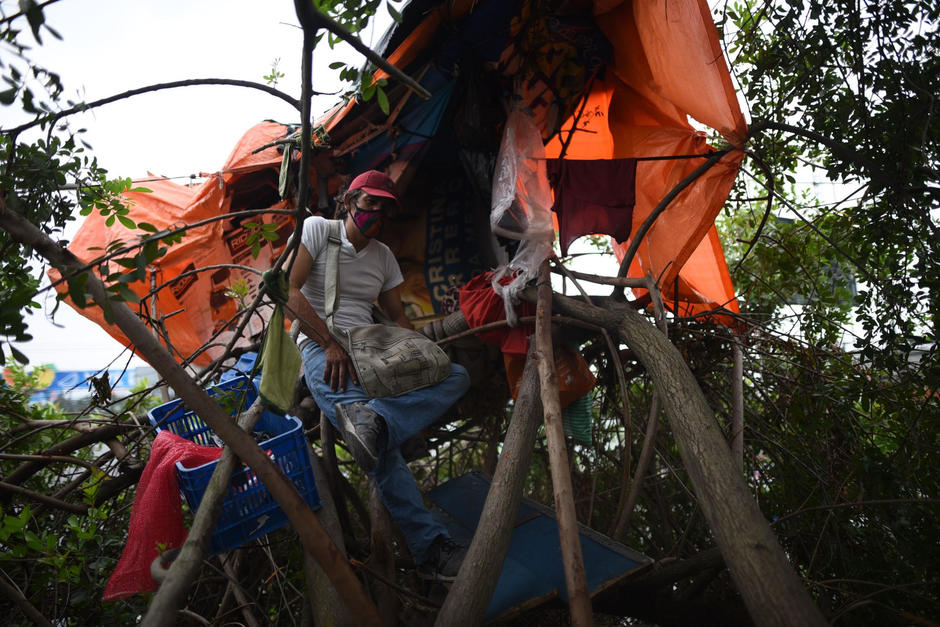 Un incendio destruyó la "Casa del árbol" en la que vivía un hombre en situación de calle. Testigos sospechan que el fuego pudo ser provocado. (Foto: Edwin Bercián / Publinews)