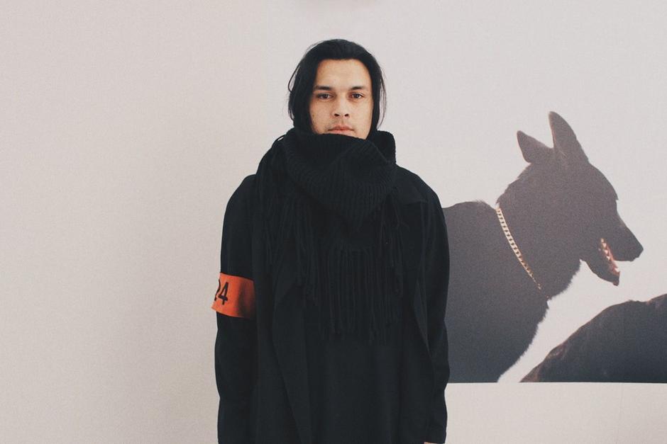 Guillermo Andrade creó el traje del&nbsp;Arsenal Football Club de la Premier League de Inglaterra. (Fotos: Look Magazine)