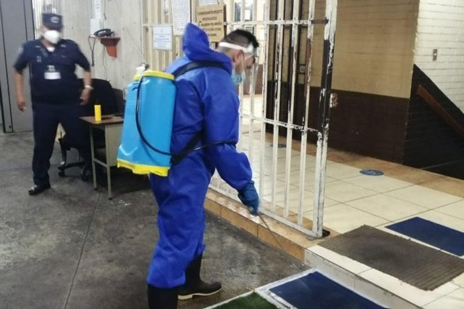 Un empleado del Organismo Judicial desinfecta algunas áreas del sótano de la Torre de Tribunales. (Foto: Organismo Judicial)&nbsp;