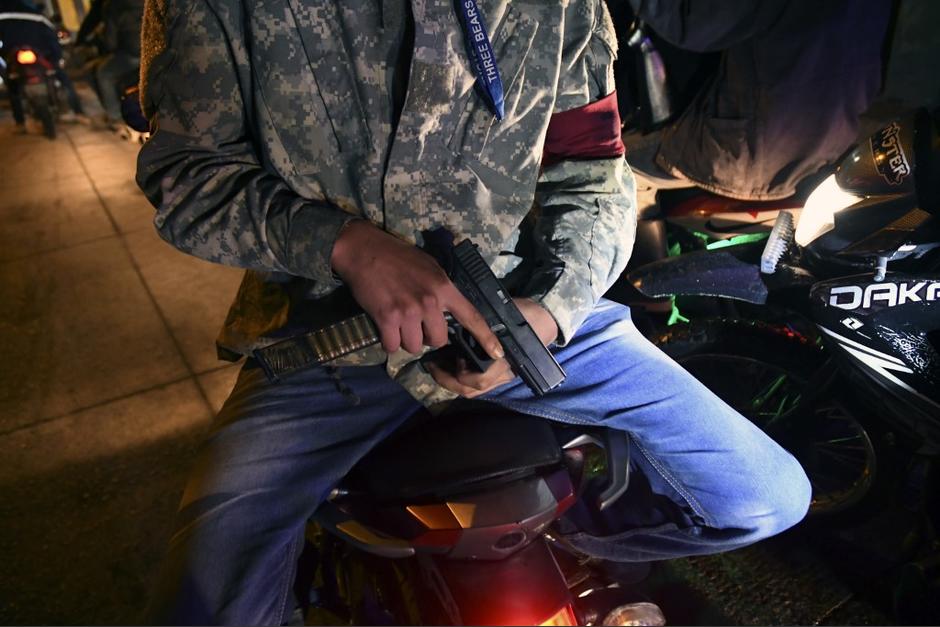 Civiles decidieron armarse para patrullar las calles de San Vicente Pacaya en Escuintla. (Foto: AFP)