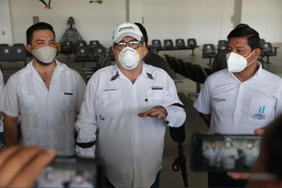 El presidente Alejandro Giammattei recordó que el domingo anunciará un sistema de alertas por colores por municipio o regiones para reabrir la economía del país. (Foto: Presidencia)&nbsp;