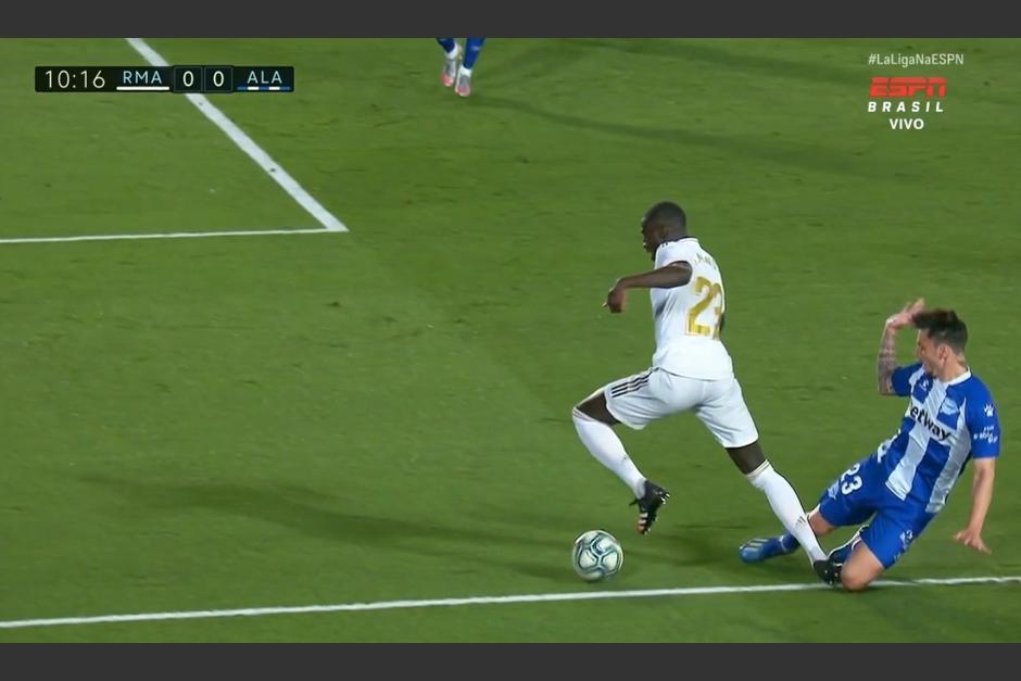 Una falta sobre Mendy provoc&oacute; que el refer&iacute; marcara el penal en favor del Real Madrid. (Captura Video)