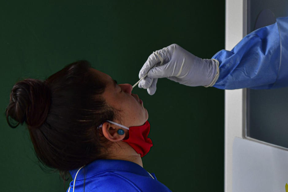 Una mujer, empleada de la municipalidad de Villa Nueva, informó que el Centro de Salud de ese municipio perdió su prueba de Covid-19 y le informó 25 días después. (Imagen con fines ilustrativos. Foto: AFP)