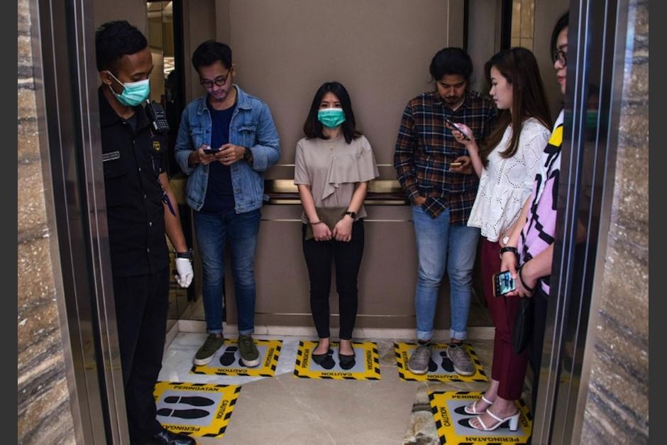 Elevador con marcaje de distanciamiento social en Indonesia. (Foto: AFP)
