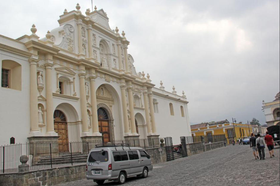 Ocho motoristas realizaban carreras clandestinas y acrobacias en el ingreso a la Antigua Guatemala. La PMT de la localidad, tras una persecución, decomisaron las motos y multaron a los pilotos. (Foto: Archivo/Soy502)