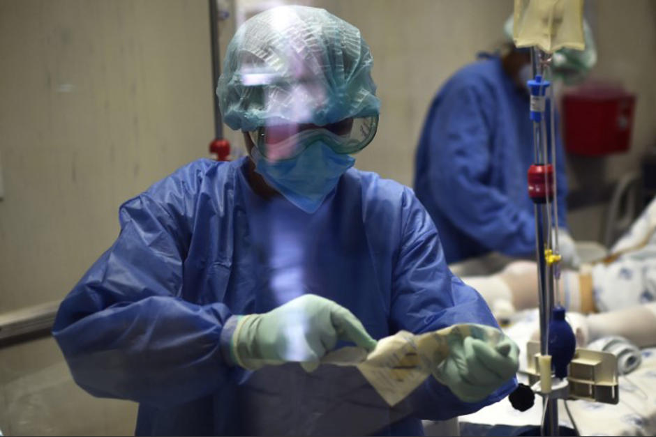 Un m&eacute;dico del Hospital Roosevelt envi&oacute; una fotograf&iacute;a y un mensaje a la familia de un paciente indic&aacute;ndole que este mejoraba y sal&iacute;a del &aacute;rea cr&iacute;tica por Covid-19. (Imagen con fines ilustrativos. Foto: AFP)