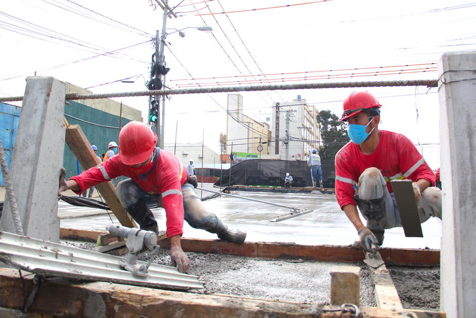 El paso a desnivel de la 35 calle y Atanasio Tzul sufri&oacute; atrasos como consecuencia de la pandemia del coronavirus en el pa&iacute;s. (Foto: Fredy Hern&aacute;ndez/Soy502)