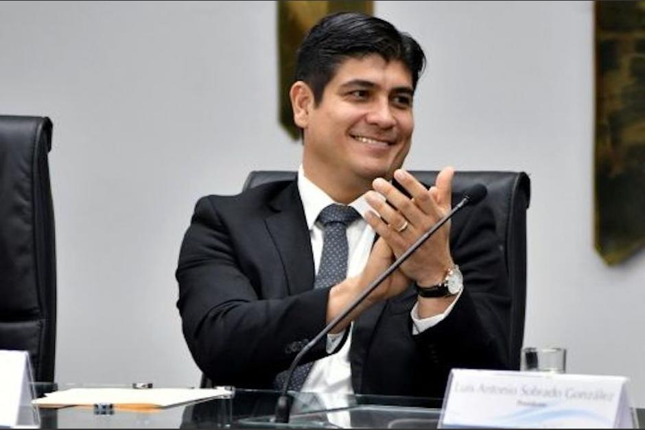 El presidente de Costa Rica, Carlos Alvarado, se redujo el salario. (Foto: AFP)