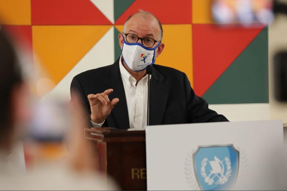 El director de la Coprecovid, Edwin Asturias, ofreció una conferencia de prensa. (Foto: Jessica Gramajo/Soy502)