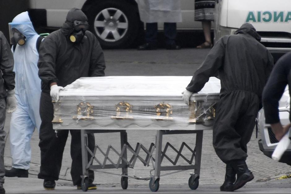 Un grupo de pobladores abri&oacute; el ata&uacute;d de una persona que falleci&oacute; por Covid-19. Las personas incluso rompieron la bolsa protectora para verificar la identidad y posteriormente lo velaron.&nbsp;(Foto: AFP/Ilustrativa)&nbsp;