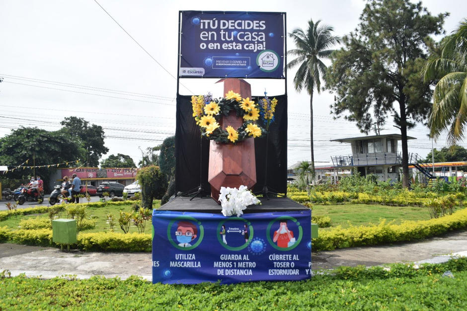 La Municipalidad de Escuintla colocó ataúdes en las calles del municipio para enviar un mensaje a la población. (Foto: Gobierno Municipal de Escuintla)