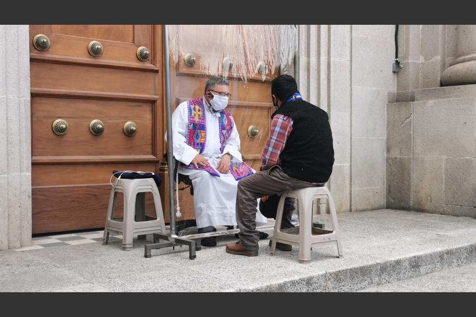 El p&aacute;rroco coloc&oacute; una barrera anti Covid-19 para evitar contagios durante las confesiones. (Foto: Stereo100/Soy502)