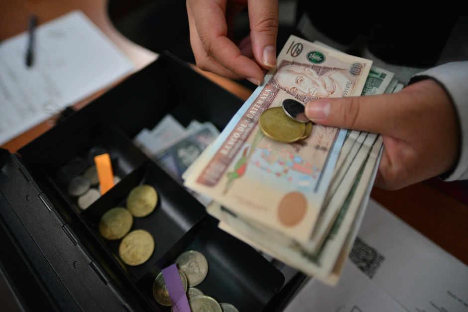 El presidente explicó cómo se transmite el Covid-19 a través de monedas o billetes. (Foto: Archivo/Soy502)