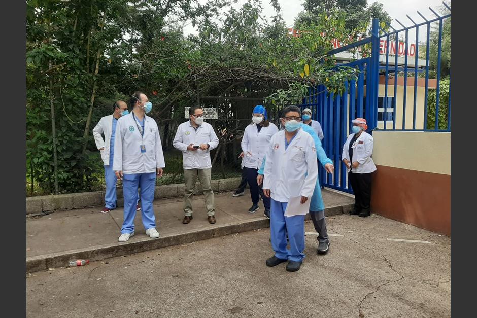 M&eacute;dicos del Hospital Roosevelt exigen a las autoridades de Salud y al presidente Alejandro Giammattei una audiencia y que vean las condiciones en las que est&aacute;n trabajando. (Foto: Cortes&iacute;a/Soy502)