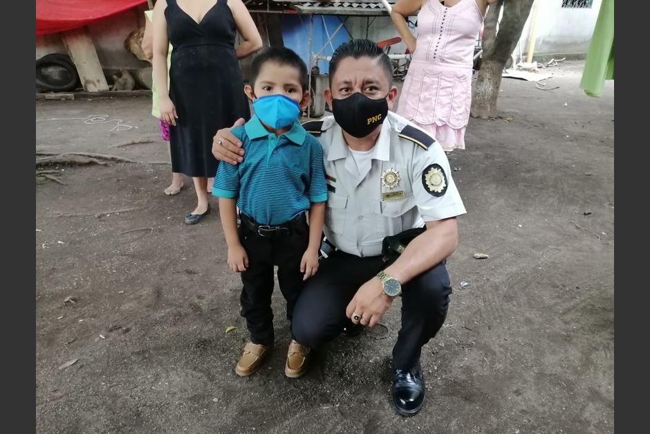 El ni&ntilde;o se hizo viral al "hu&iacute;r" de la PNC durante el toque de queda. (Foto: PNC)&nbsp;