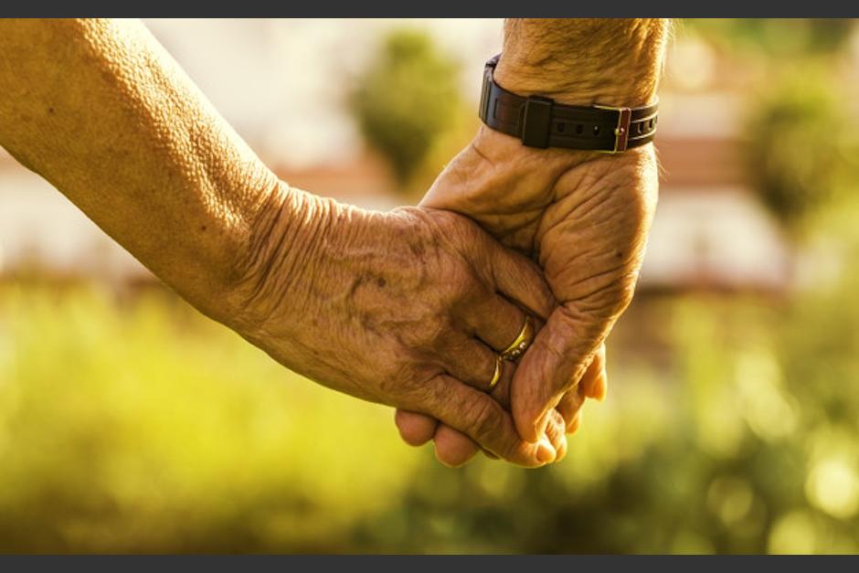 Una pareja de ancianos superó el Covid-19 y regresó a su hogar. (Foto: Freepik)