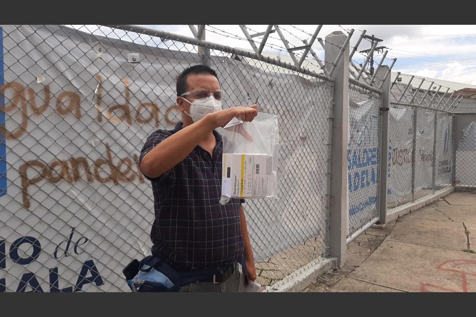 Todos los d&iacute;as una familia debe de comprar medicamentos para un paciente que est&aacute; internado en el hospital temporal del Parque de la Industria. (Foto: Soy502)