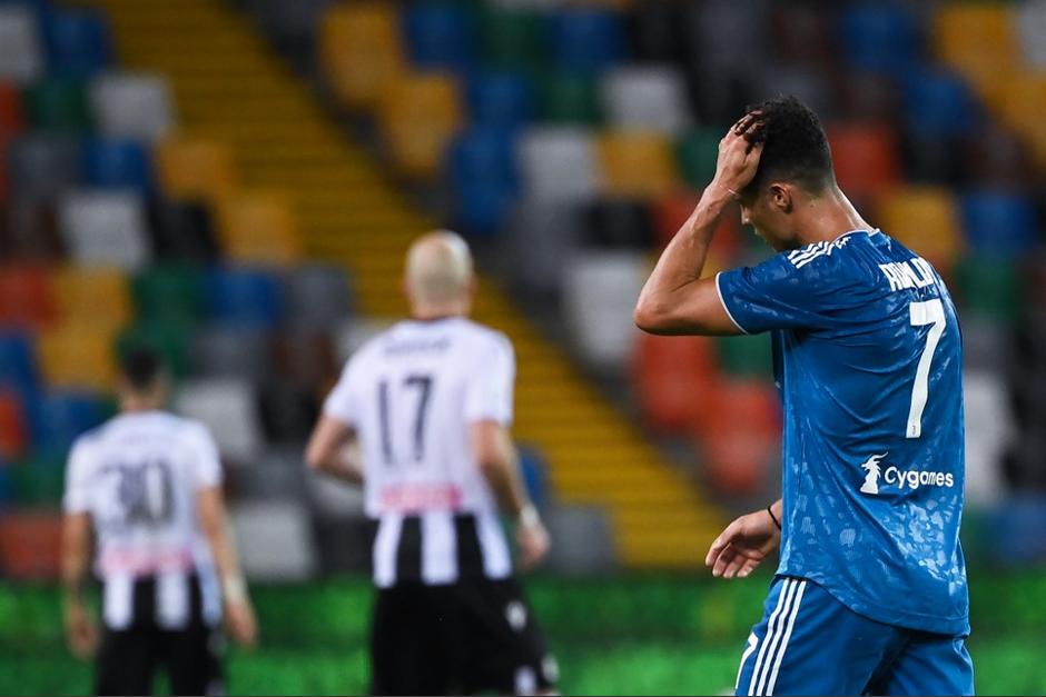 Cristiano Ronaldo se lamenta luego que el Udinese marcara el segundo gol en el tiempo de reposici&oacute;n y evitara que la Juventus celebrase este jueves. (Foto: AFP)