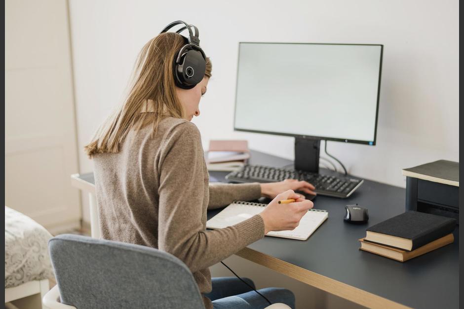 Muchas universidades impartir&aacute;n sus cursos de manera virtual al no haber una cura contra el coronavirus. (Foto: Freepik)