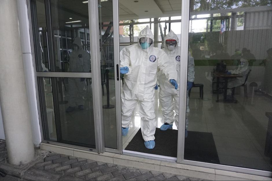 El hombre sali&oacute; del hospital temporal en Quetzaltenango. (Foto: AFP)&nbsp;