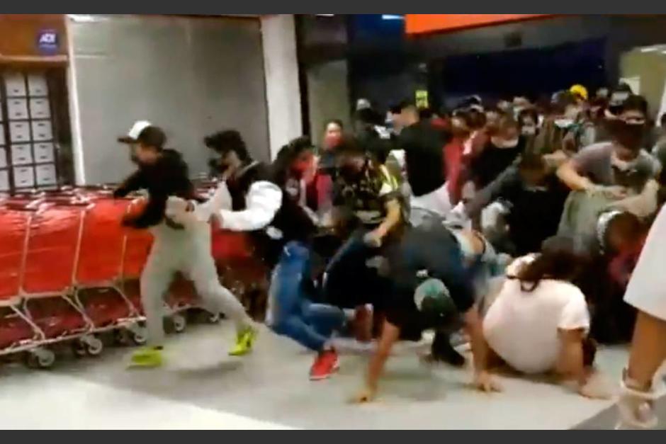 La multitud ingres&oacute; corriendo y en aglomeraci&oacute;n, sin importar que otras personas ca&iacute;an al suelo. (Foto: captura video)&nbsp;