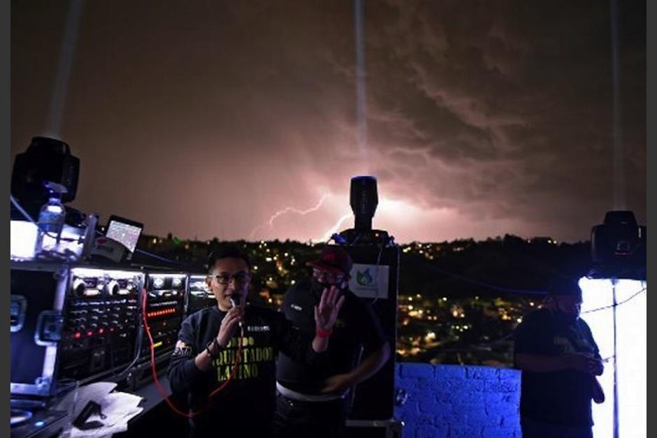 Roberto no cobra por el espectáculo. Su motivación -dice- es llevar alegría a las personas confinadas por el coronavirus. (Foto: Alfredo Estrella/AFP)&nbsp;