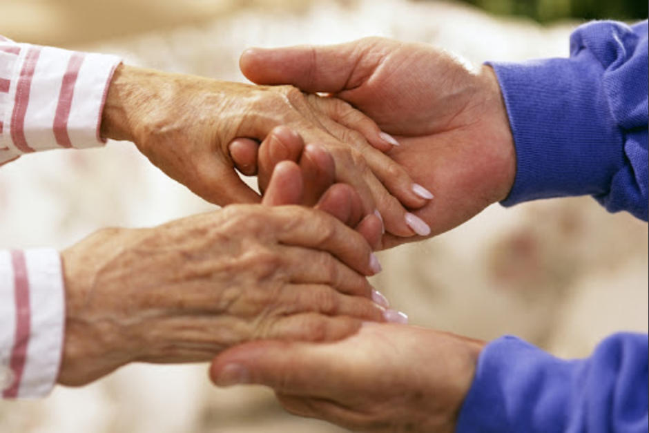 Durante los cuatro meses de confinamiento, Roberth ha sido voluntario para la pareja. Su relaci&oacute;n creci&oacute; y lo adoptaron como a un nieto. (Foto: Mundo Positivo).&nbsp;
