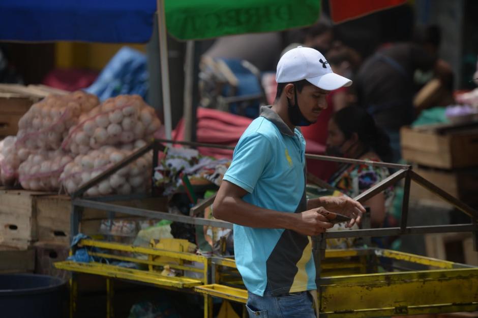 En varios puntos de la ciudad se pudo apreciar a personas sin mascarilla. (Foto: Wilder López/Soy502)