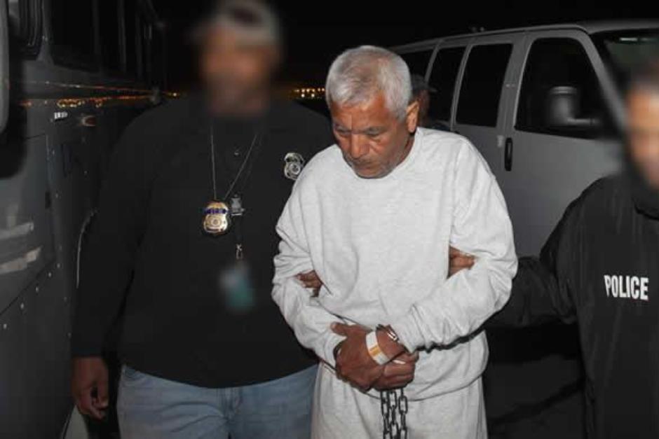 Gilberto Jord&aacute;n de 64 a&ntilde;os durante su deportaci&oacute;n de parte de agentes estadounidenses. (Foto: ICE)&nbsp;